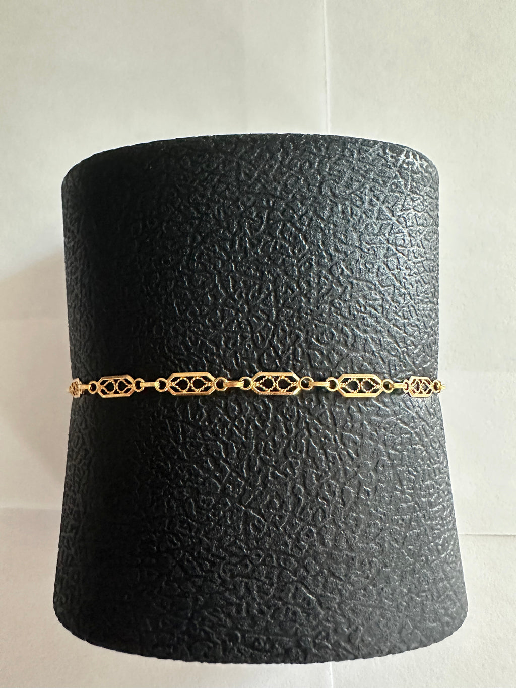 7.5 in. Filigree Marquise 18K