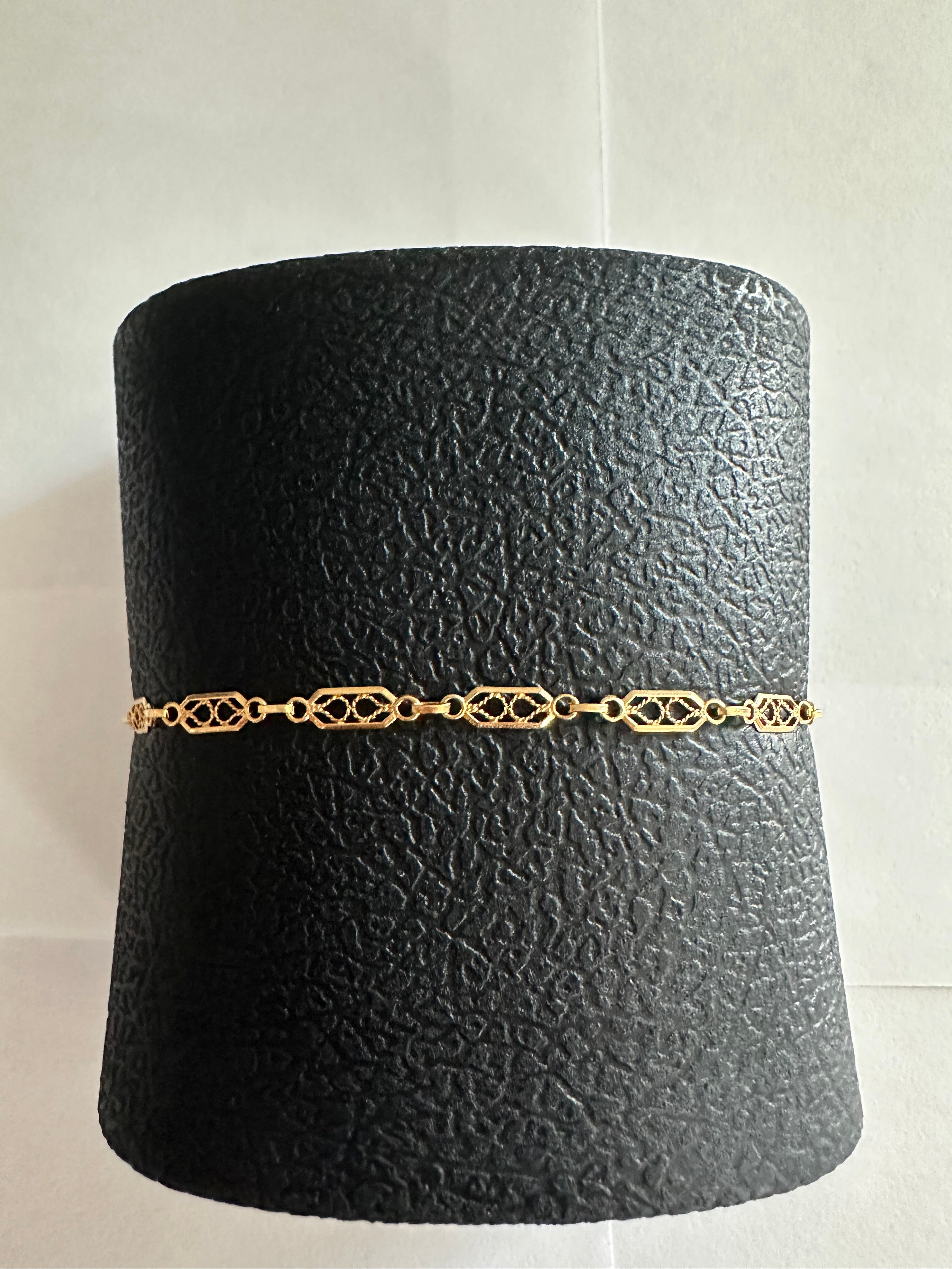 7.5 in. Filigree Marquise 18K